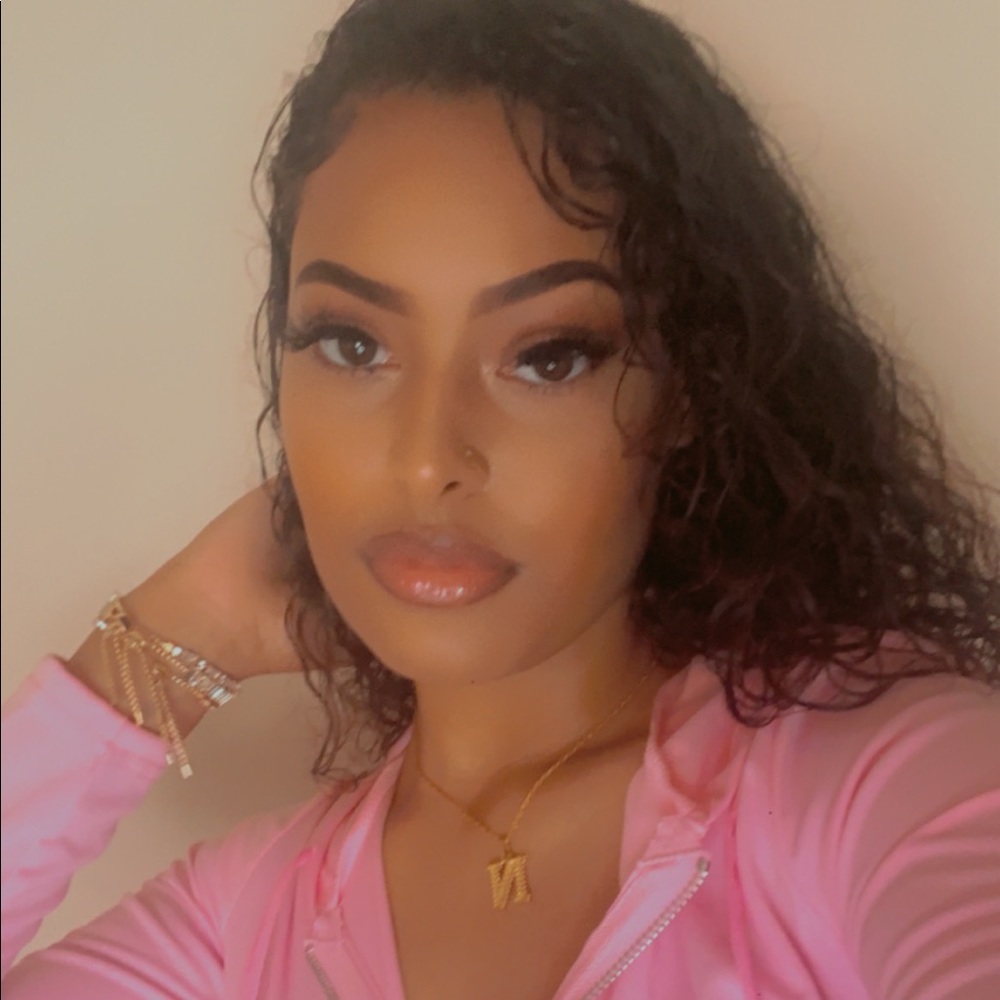 Meet your Posher, Javona